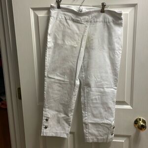 Adorable white capri pants